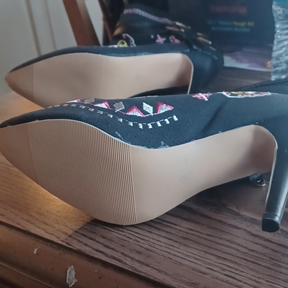 Unique Embroidered stiletto booties. Never worn,  38, sz 7, unbranded, well made - Picture 5 of 6
